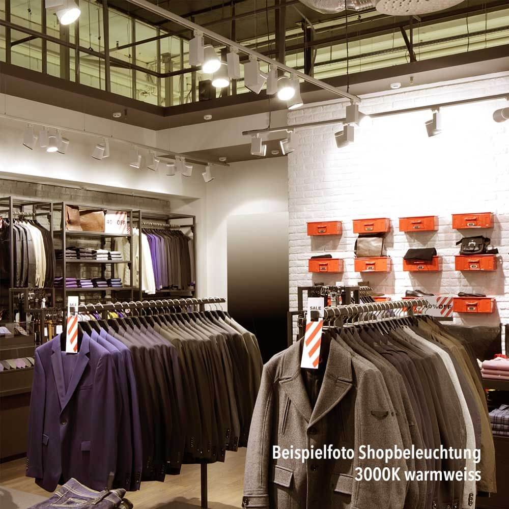 Beispiel für Shopbeleuchtung mit 3000K warmweißem Licht in einer Modeboutique.