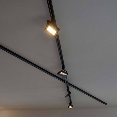 3-Phasen Stromschiene schwarz mit modernen Strahlern, ideal für Wohn- und Arbeitsräume, einfache Montage.