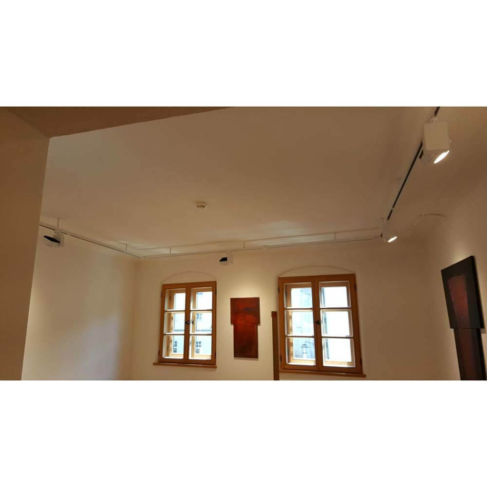 3-Phasen Stromschiene 2m Weiß mit Spotlights in einem modernen Raum, ideal für Kunstbeleuchtung.