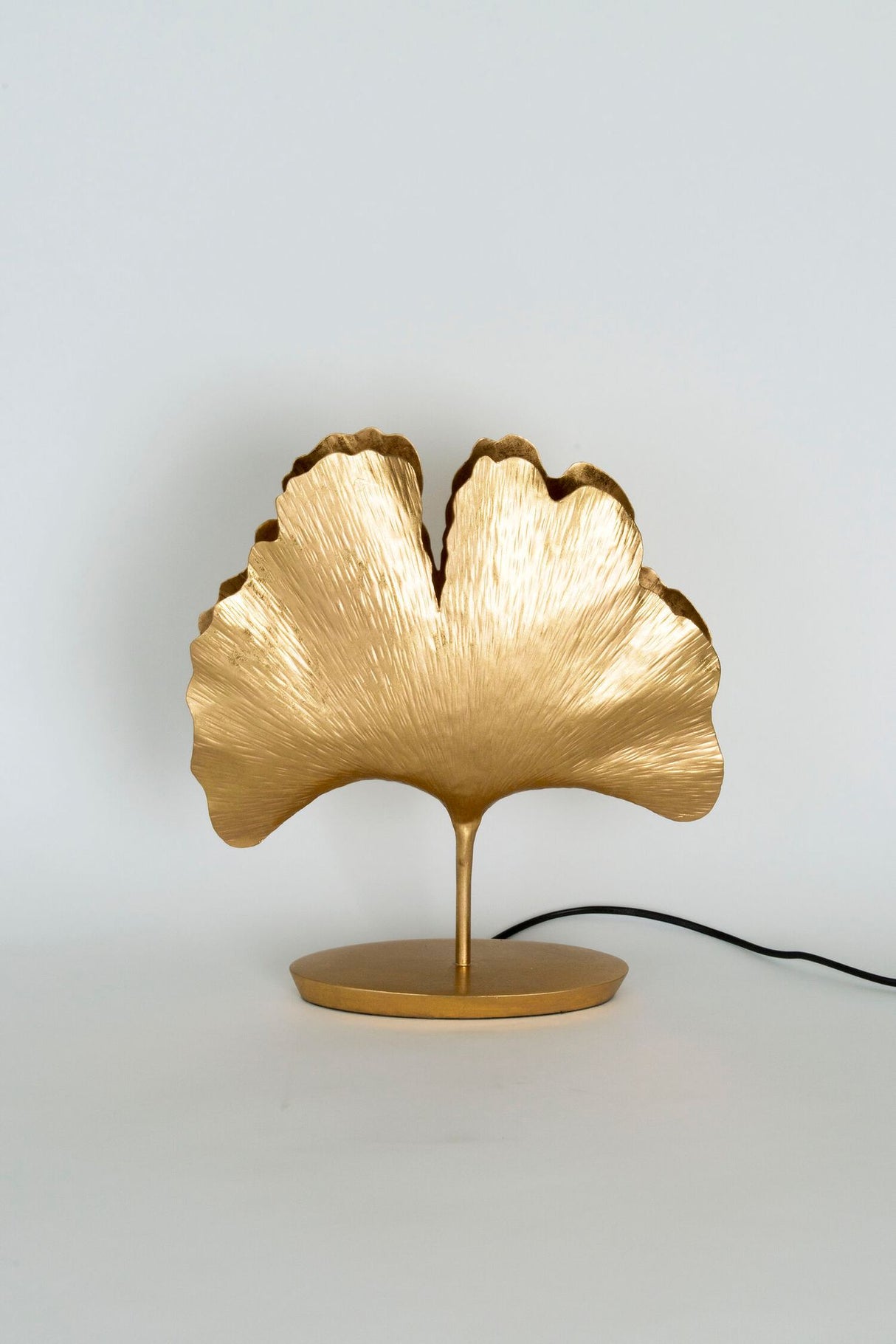 Lampada da tavolo Gingko martellata ovale 34x11 cm oro