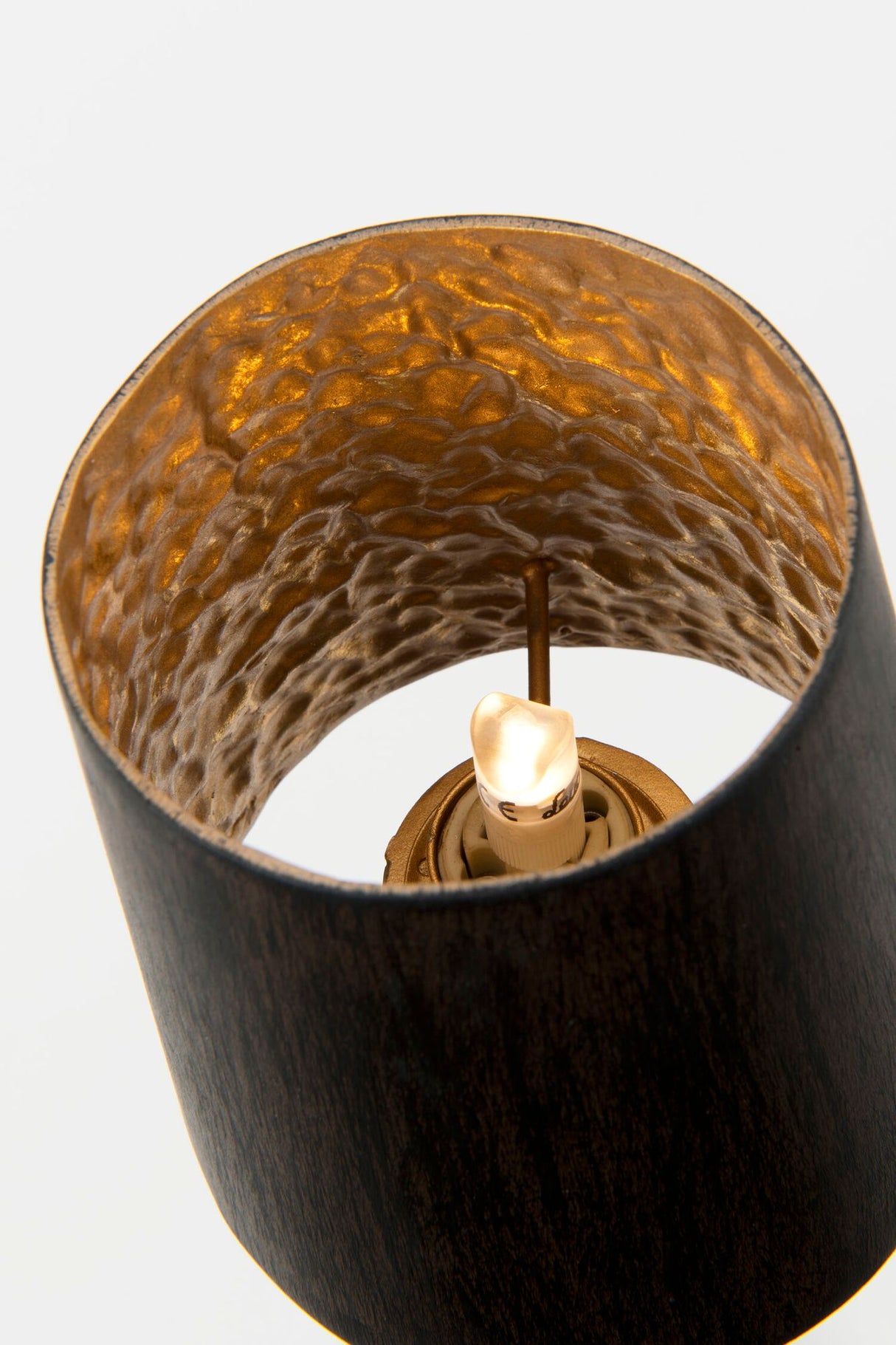 Lampada da tavolo Meteor Grande martellata con paralume