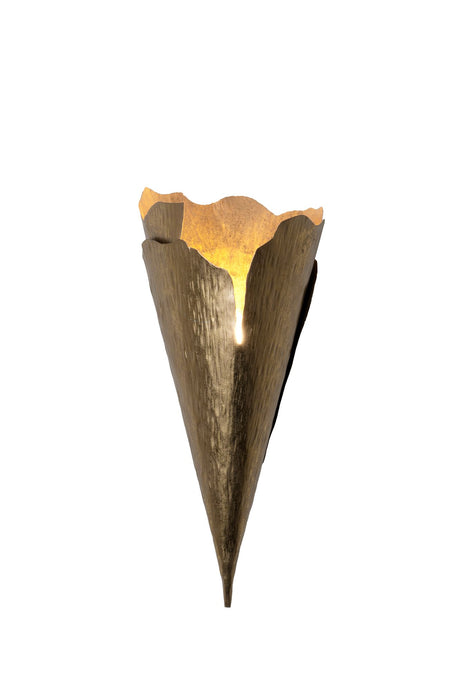 Wandleuchte Gingko Quattro gehämmert rund in Gold, Frontansicht mit gehämmerter Oberfläche und warmweißer Beleuchtung