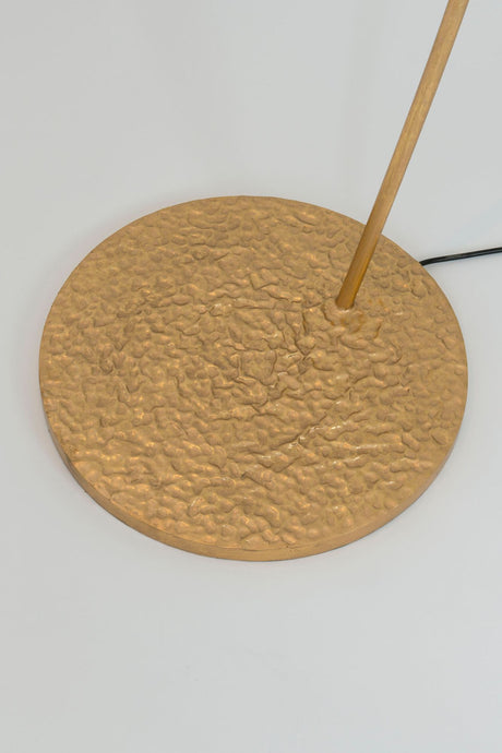 Stehleuchte Meteor mit gehämmertem Chintz-Schirm in Gold, Draufsicht auf runden Lampenschirm mit strukturierter Oberfläche und Holzstab