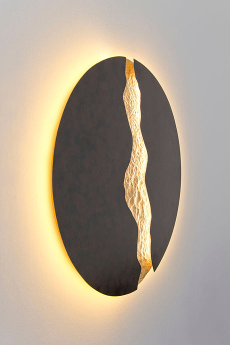 LED-Wandleuchte Lava rund dimmbar, gehämmert, Ø 80cm, schwarzes Gehäuse mit goldenem Licht, Frontalansicht