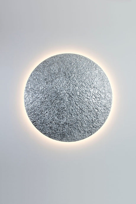 LED-Wandleuchte Meteor Mega XXL rund 120cm, silber, dimmbar, Frontalansicht an weißer Wand