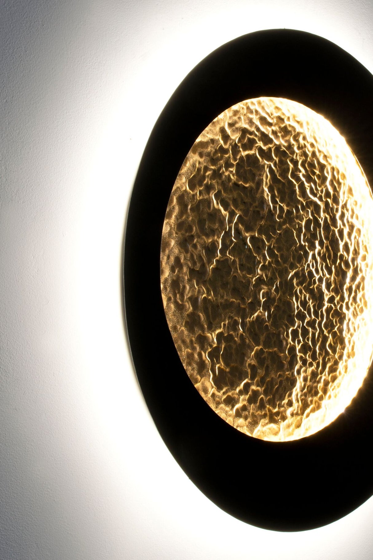 LED-Wandlampe Plenilunio Medium M dimmbar gehämmert