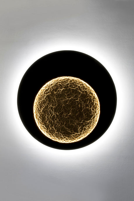LED-Wandleuchte Plenilunio Gigante XL, gehämmerte goldene Kugel in schwarzem Ring, dimmbar, Frontalansicht