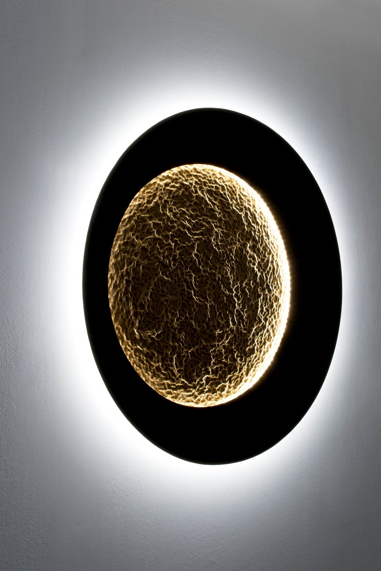 LED-Wandleuchte Plenilunio Gigante Xl dimmbar gehämmert