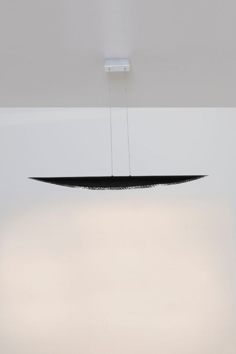 LED-Hängelampe Chiasso 4-flammig dimmbar mit gehämmerter schwarzer Schale, von unten fotografiert