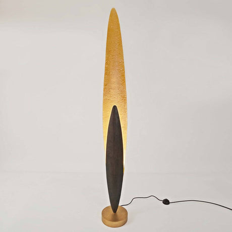 Lampadaire Lingua en fer brun-noir-or avec des détails élégants dorés et noirs, idéal pour un intérieur moderne.