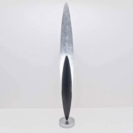 Stehleuchte Lingua Eisen Braun-Schwarz-Silber mit modernem Design und klaren Linien auf einem weißen Hintergrund.