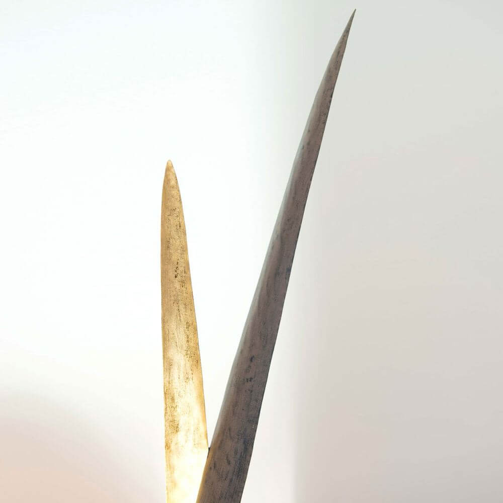 Stehleuchte Palustre Eisen Braun-Schwarz-Gold elegante Lichtquelle für modern eingerichtete Räume.