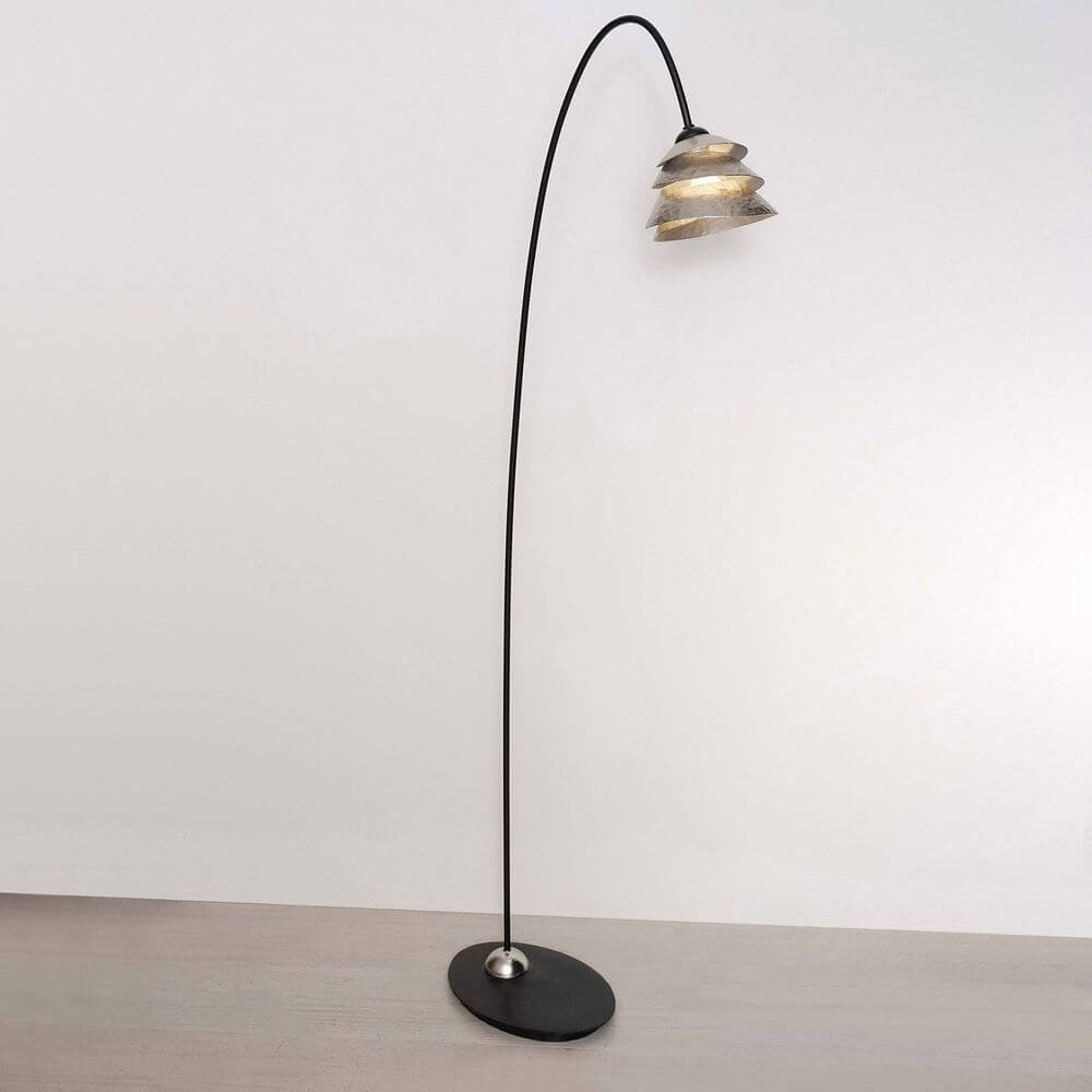 Stehleuchte Snail One Eisen Schwarz-Silber mit elegantem, geschwungenem Design und moderner Lampe.