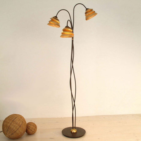 Candeeiro de pé de 3 luzes Snail One ferro castanho-preto-dourado com design elegante e luz quente.