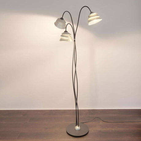 Lampadaire à 3 lampes Snail One en fer noir-argent avec trois abat-jour sur structure cintrée.