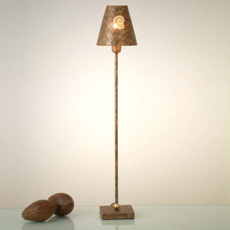 Lampa stołowa Gancio Gross żelazo Antyk Złoto-Brąz na nowoczesnym stole z kulami dekoracyjnymi.