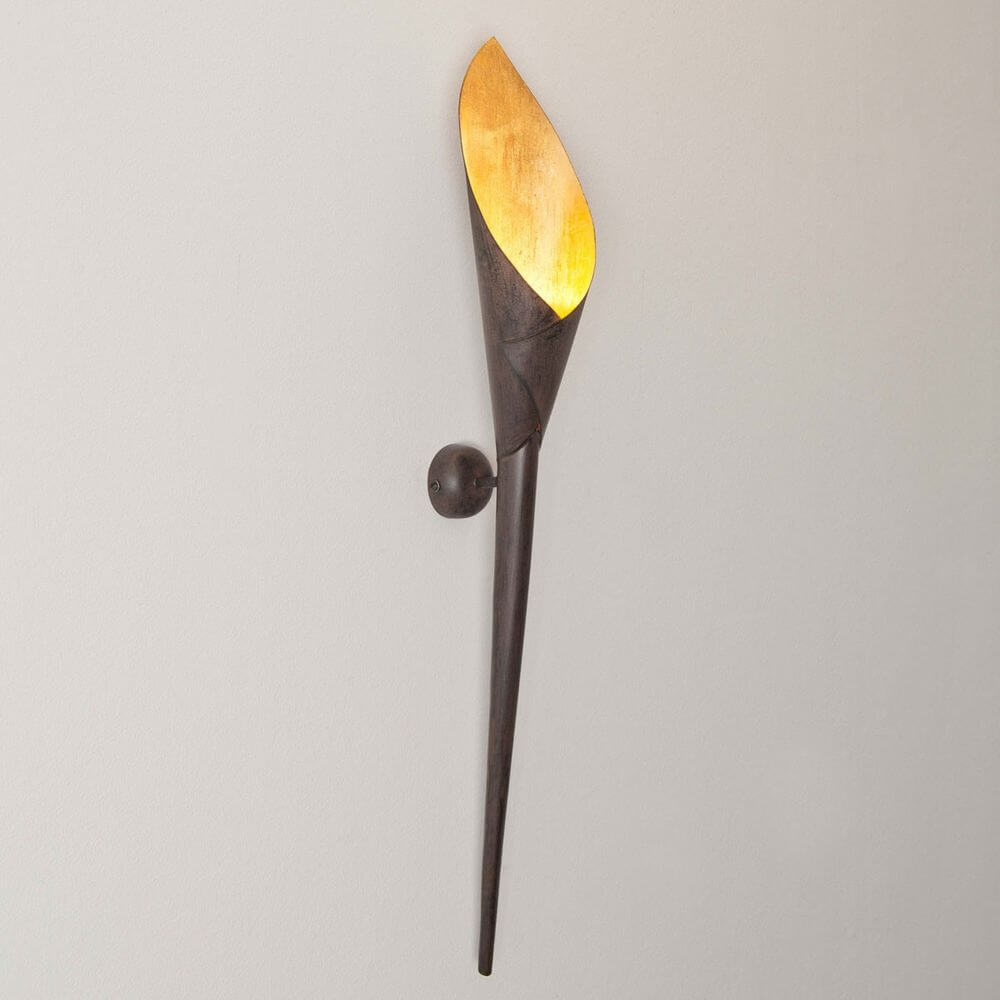 Wandleuchte Fiaccola Grande Eisen Braun-Schwarz-Gold an der Wand, elegante und moderne Beleuchtung.