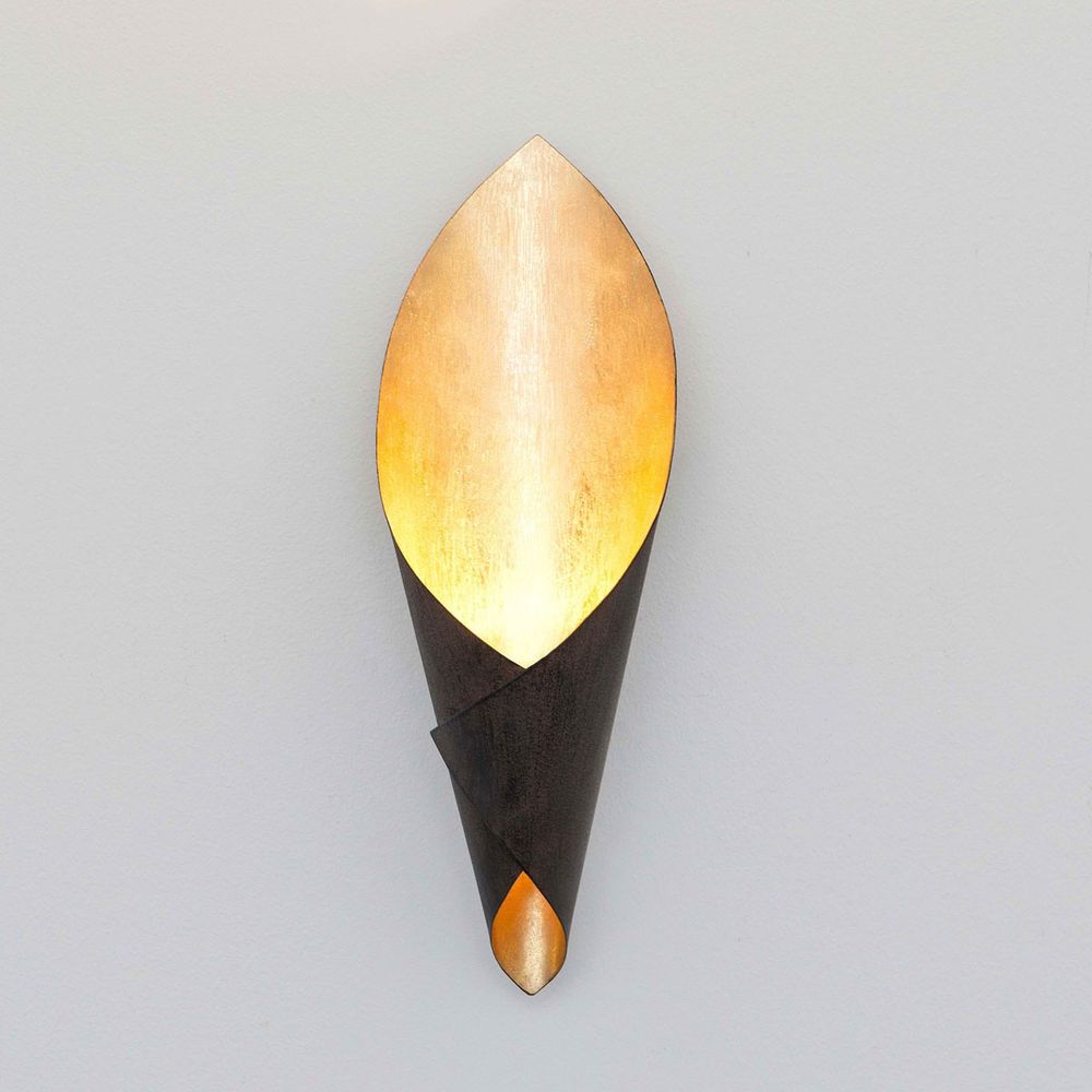 Wandleuchte Fiaccola Piccolo Eisen Braun-Schwarz-Gold an einer Wand installiert mit goldener Lichtreflexion.