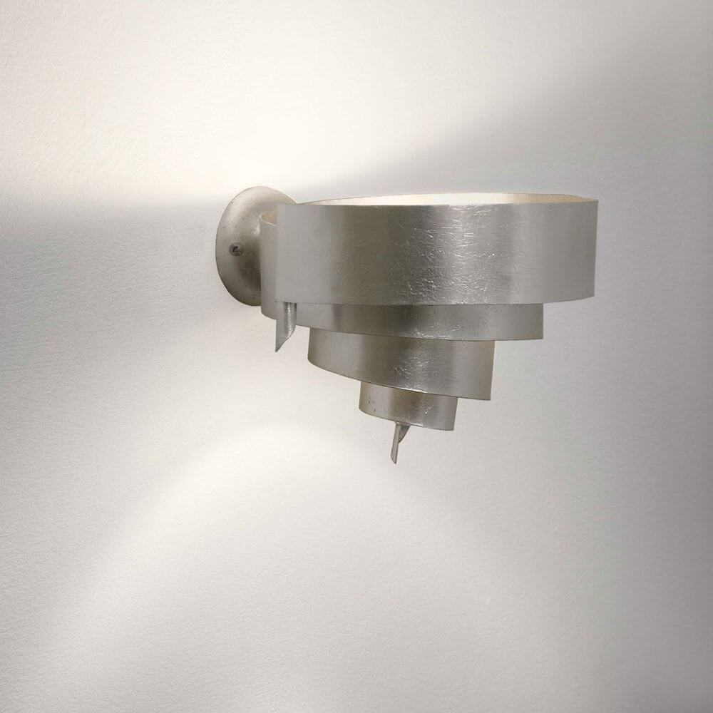 Wandleuchte Banderole Eisen Silber an der Wand montiert mit spiralförmigem Design in silberner Farbe.