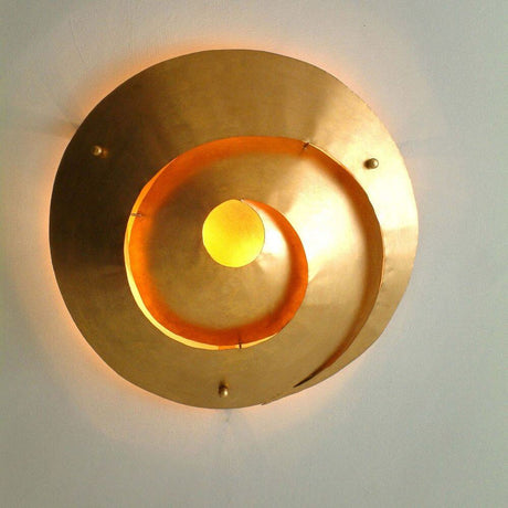 Candeeiro de teto de 3 luzes Snail One Ferro Dourado com um design elegante e curvado em tons dourados.