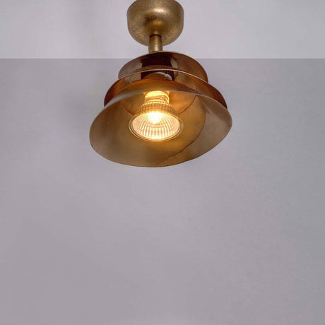 Foco de tecto Snail Ferro Dourado com design moderno e superfície dourada brilhante.