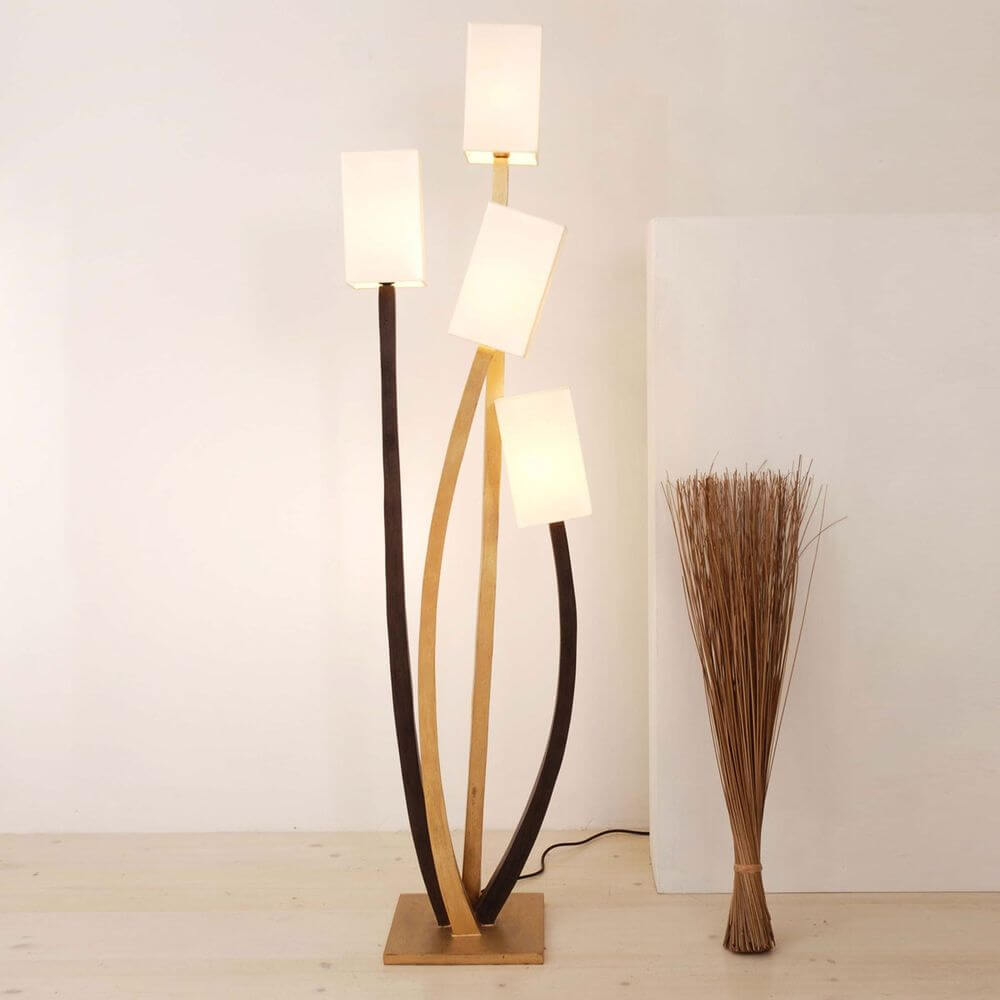 Stehleuchte 4-flammig Quadrangolare Eisen Braun-Schwarz-Gold im modernen Design mit leuchtenden Lampenschirmen.