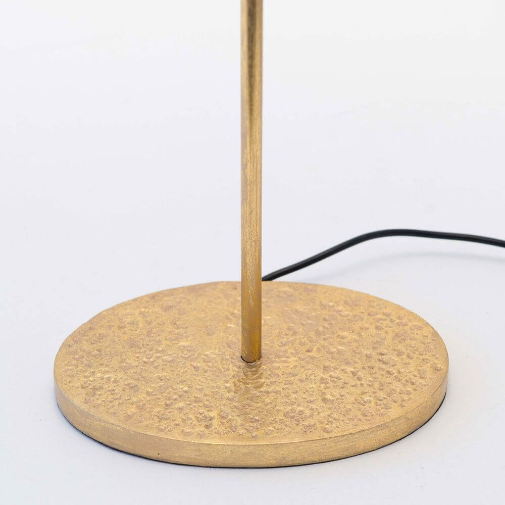 Golvlampa Mattia Oval Järn Guld-Svart bas med gyllene, strukturerad metallplatta.