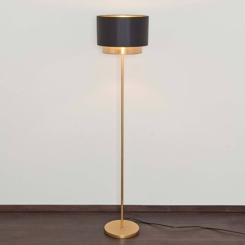 Stehleuchte Mattia Rund Eisen Gold-Schwarz im minimalistischen Design mit schwarzem Lampenschirm und goldener Stange.