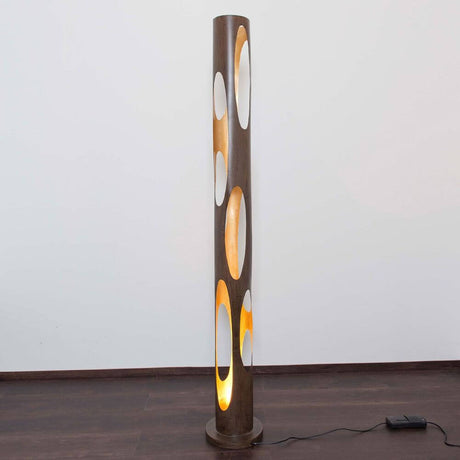 Lampada da terra Mascha in ferro marrone-nero-oro con design moderno e eleganti accenti luminosi.