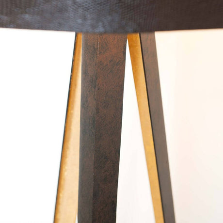 Vista de detalhe do candeeiro de pé Petra Ferro Castanho-Preto-Dourado com abajur preto e detalhes dourados.