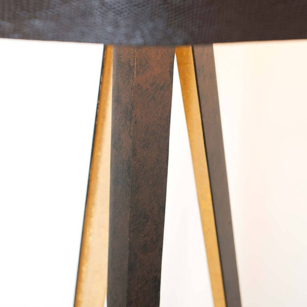 Detailansicht der Stehleuchte Petra Eisen Braun-Schwarz-Gold mit schwarzem Lampenschirm und goldenen Akzenten.