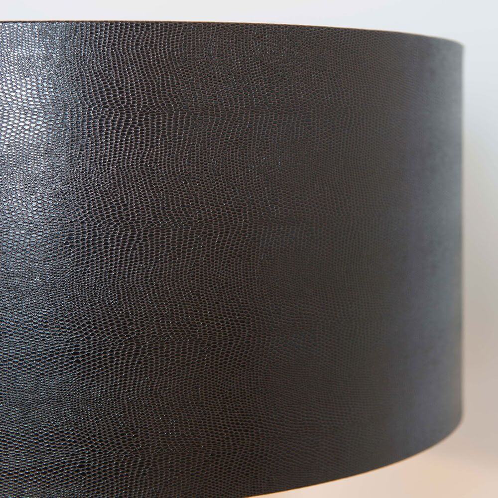 Detailansicht des Schirm der Stehleuchte Petra Eisen Braun-Schwarz-Gold in strukturiertem Schwarz.