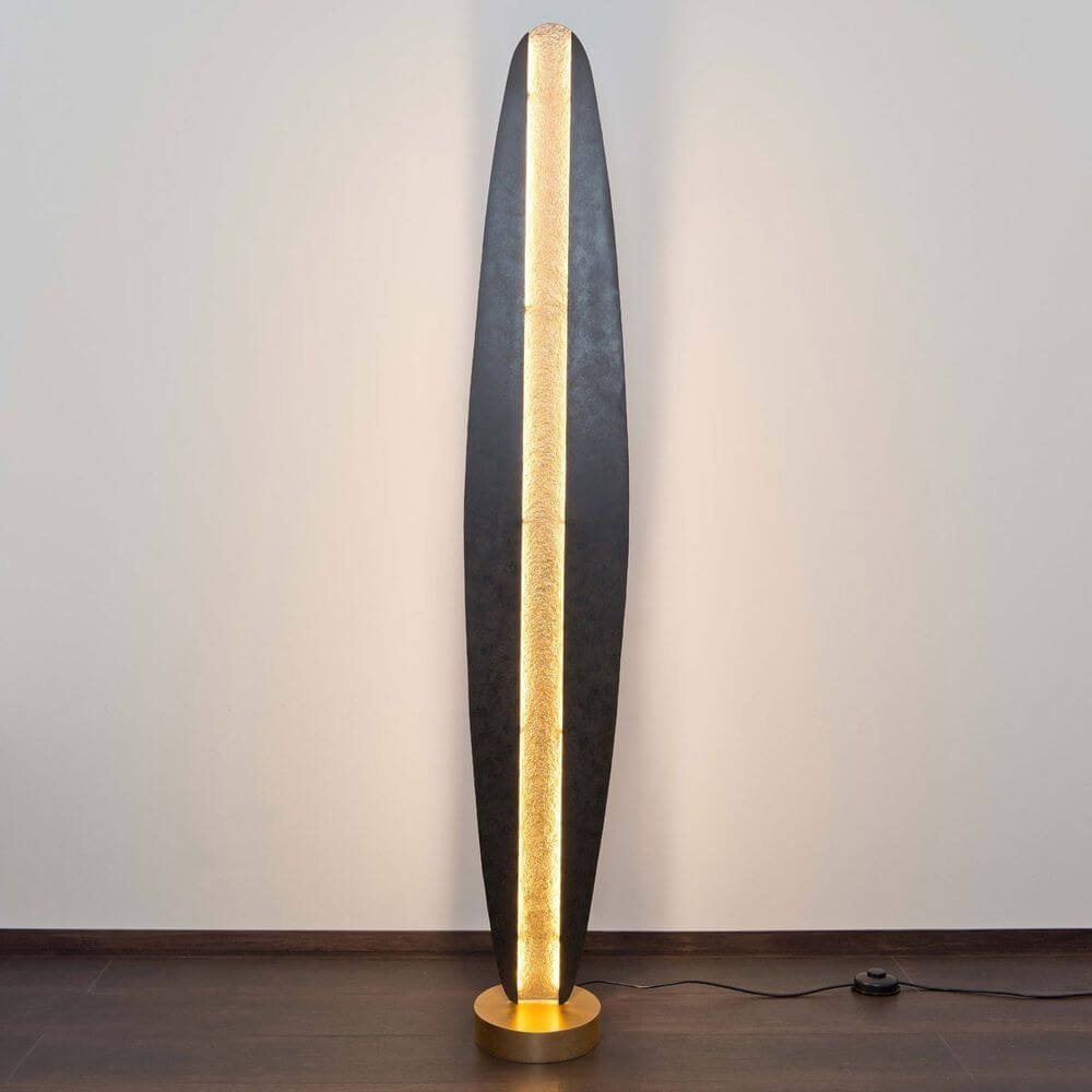 Stehleuchte Simbolo Eisen Braun-Schwarz-Gold in elegantem Design mit warmem Licht auf Holzfuß