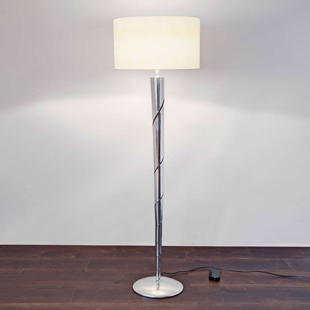 Stehleuchte Innovazione Eisen Silber mit modernem Design und einem eleganten Lampenschirm in weiß.
