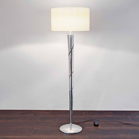 Candeeiro de pé Innovazione Ferro prateado com design moderno e um elegante abajur branco.