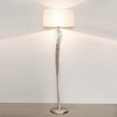 Lampada da terra Lino in ferro argento-bianco con design elegante e paralume bianco, ideale per l’abitare moderno.
