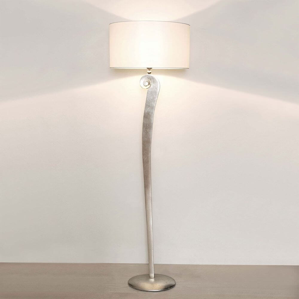Stehleuchte Lino Eisen Silber- Weiß mit elegantem Design und weißem Lampenschirm, ideal für modernes Wohnen.