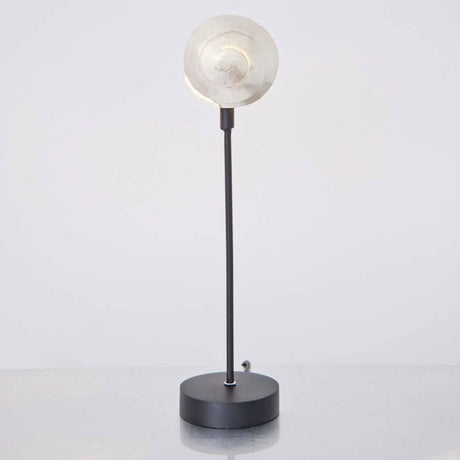 Lampe de table Piccola Nautilo en fer noir-argent au design moderne avec abat-jour transparent.