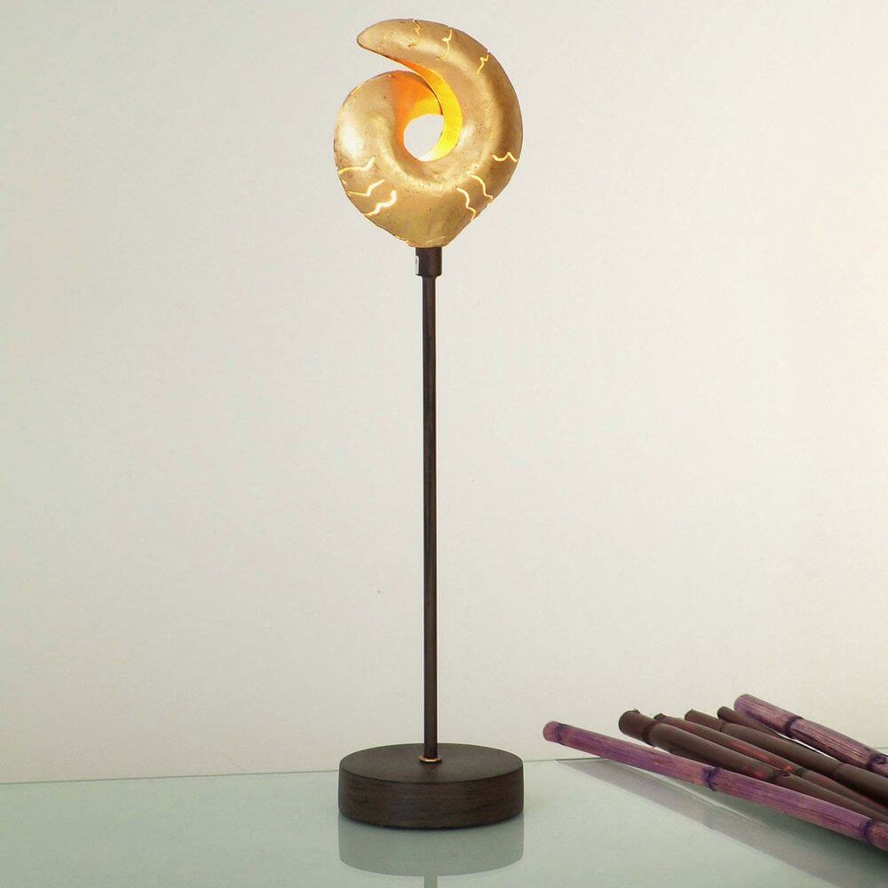 Tischleuchte Piccola Gazella Eisen Braun-Schwarz-Gold auf einem Tisch mit einzigartigem Design.