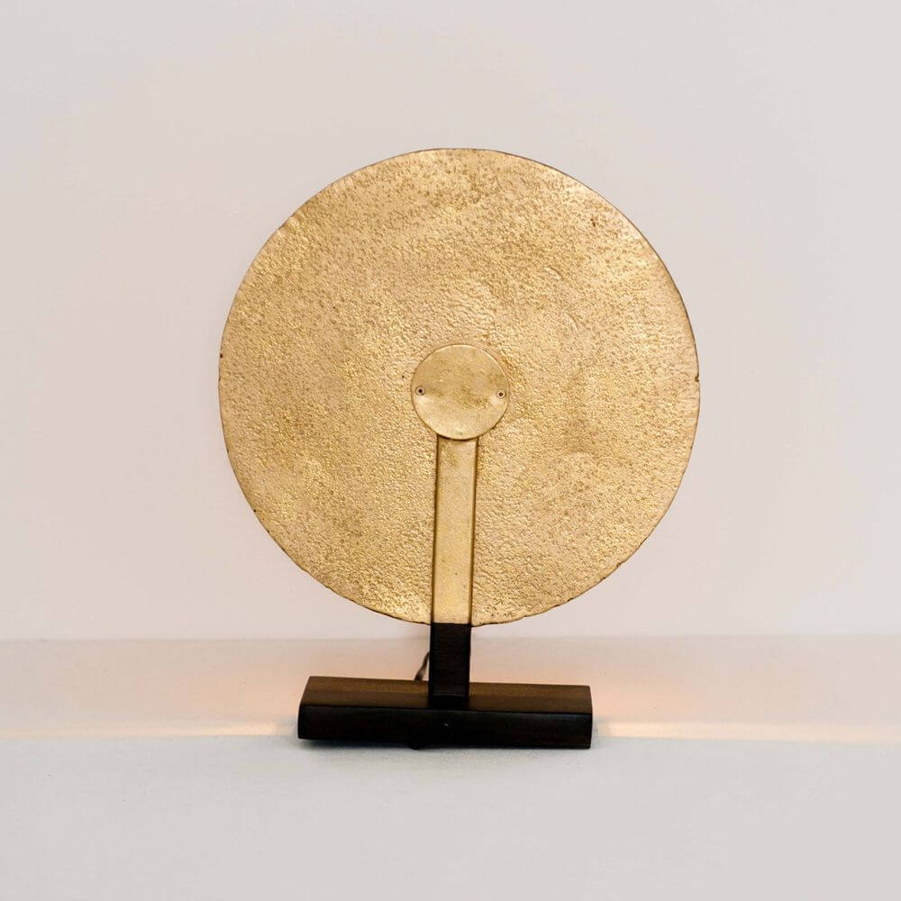 Bordlampe med 4 lyskilder Eclipse Klein jern brun-gull med gylden lampeskjerm og svart fot.