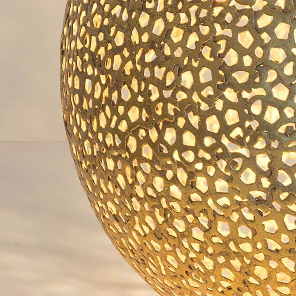 Detailansicht der Tischleuchte Lily Grande Eisen Gold mit strahlendem Licht.