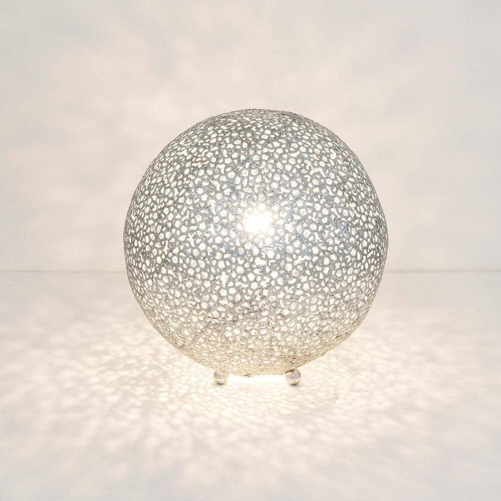 Tischleuchte Lily Grande Eisen Silber mit filigranem Design und sanftem Licht.