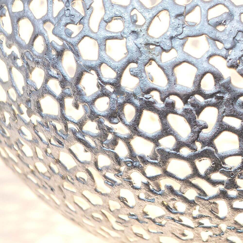 Detailansicht der Tischleuchte Lily Piccolo Eisen Silber mit kunstvollem Design.