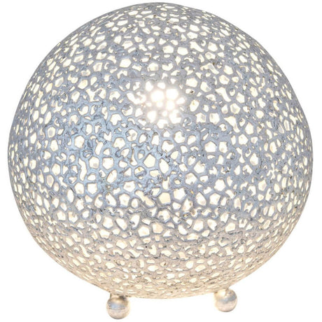 Lampada da tavolo Lily Piccolo ferro argento con design decorativo traforato e luce calda.