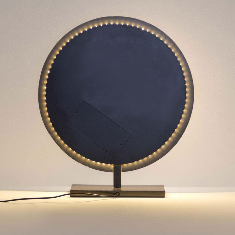 Tischleuchte Luna Rund Eisen Braun-Schwarz-Gold mit einem runden, leuchtenden Design und metallischem Fuß.