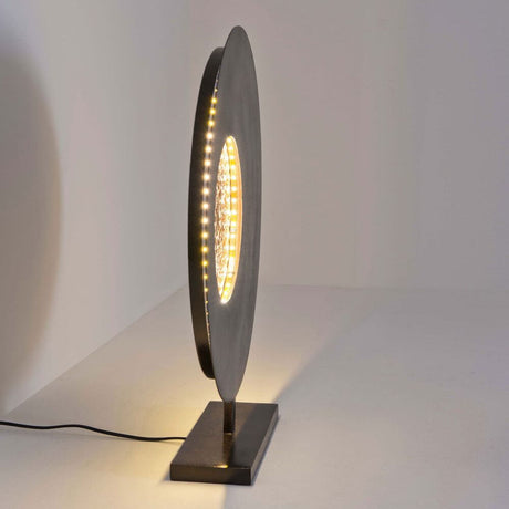 Lámpara de mesa Luna redonda de hierro marrón-negro-dorado con un diseño moderno y una luz cálida.
