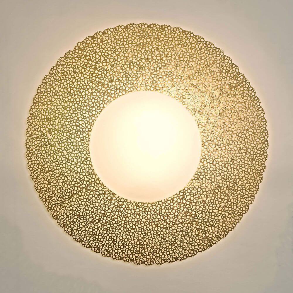 Wandleuchte 2-flammig aus Eisen und Glas in Gold, dekorativer Lampenschirm mit filigranem Design.