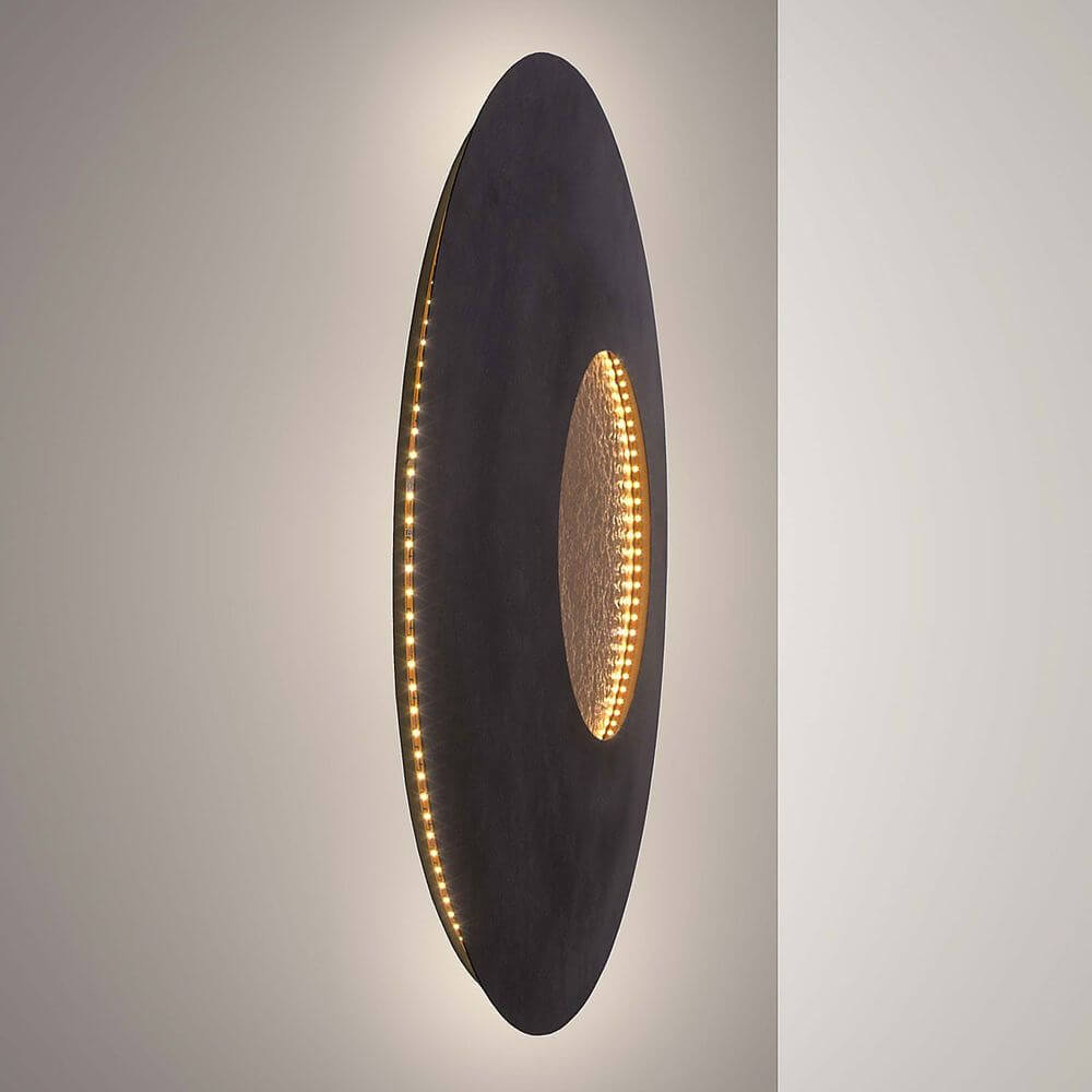 Wandleuchte Luna Rund Gross Eisen Braun-Schwarz-Gold an einer Wand, moderne Beleuchtung mit LED.
