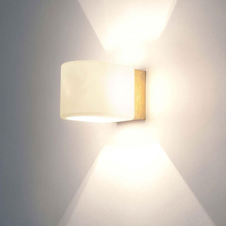 Aplique de pared Punto hierro dorado en la pared emite una luz cálida, diseño elegante con borde de acento dorado.