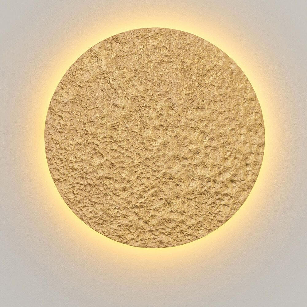 Wandleuchte Meteor Eisen Gold in goldener Farbe mit sanfter Beleuchtung für moderne Raumgestaltung.